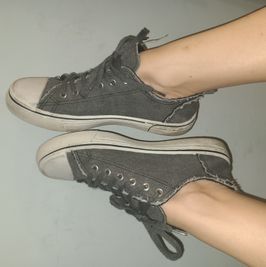 Size 9 Generic Converse Style Canvas Sneakers Sweaty  Smell