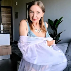 Mature busty MILF in mint lingerie and stockings photo set