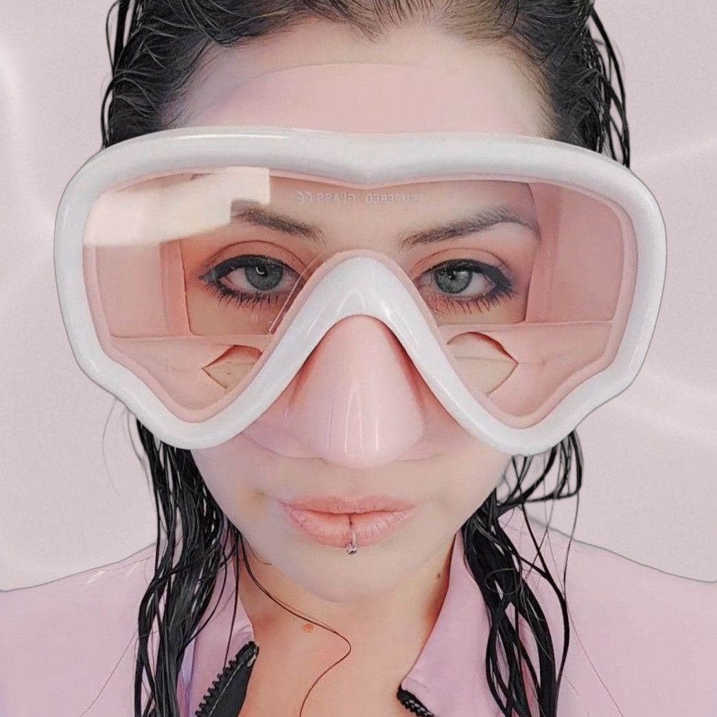 Scuba Babe Photoset in Diving Mask and Swimsuit