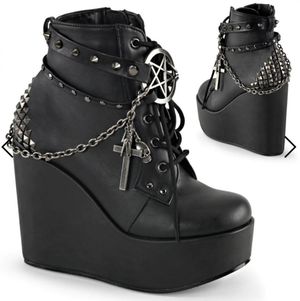 Spoil me with these cute Goth shoes
