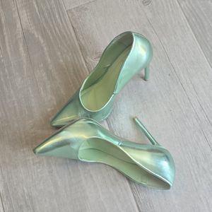 Shiny green high heels