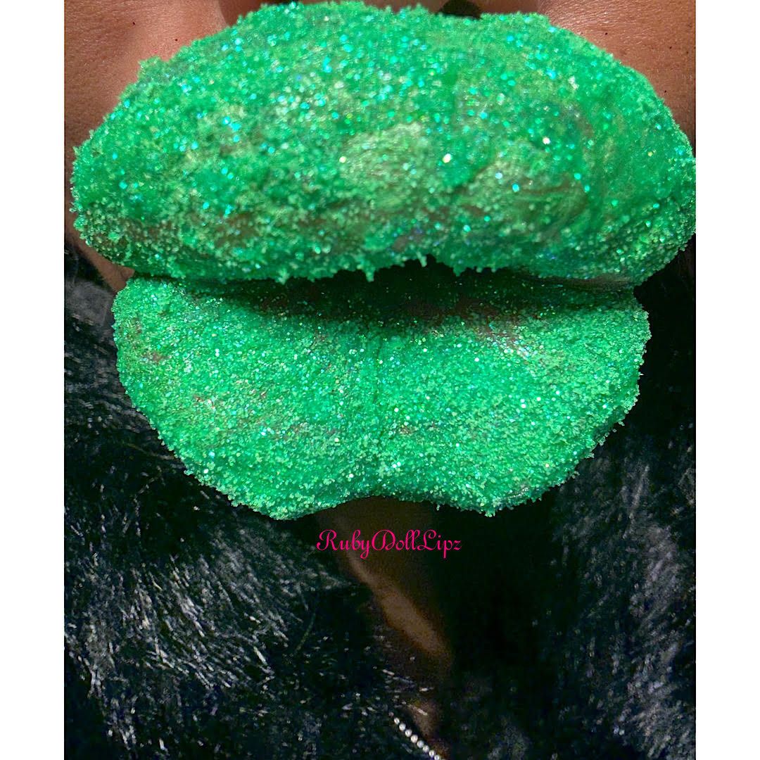 38 Pics: POV Green Glitter Kisses