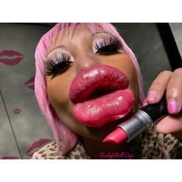 38 Pics: POV Bombshell Kisses