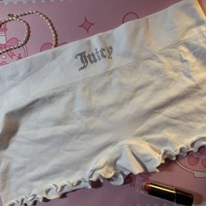 WHITE JUICY BOYSHORTS