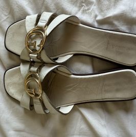 Worn off GUESS flipfops