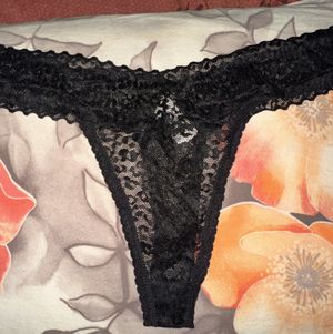 New lace black thong