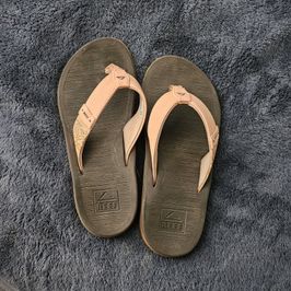 Womens size 6 flip flops