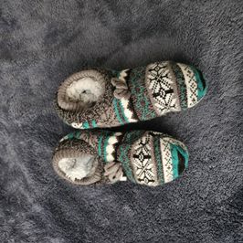 Womens size 6 slippers and slipper socks