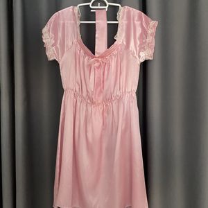 Sissy Kanisa used pink satin dress