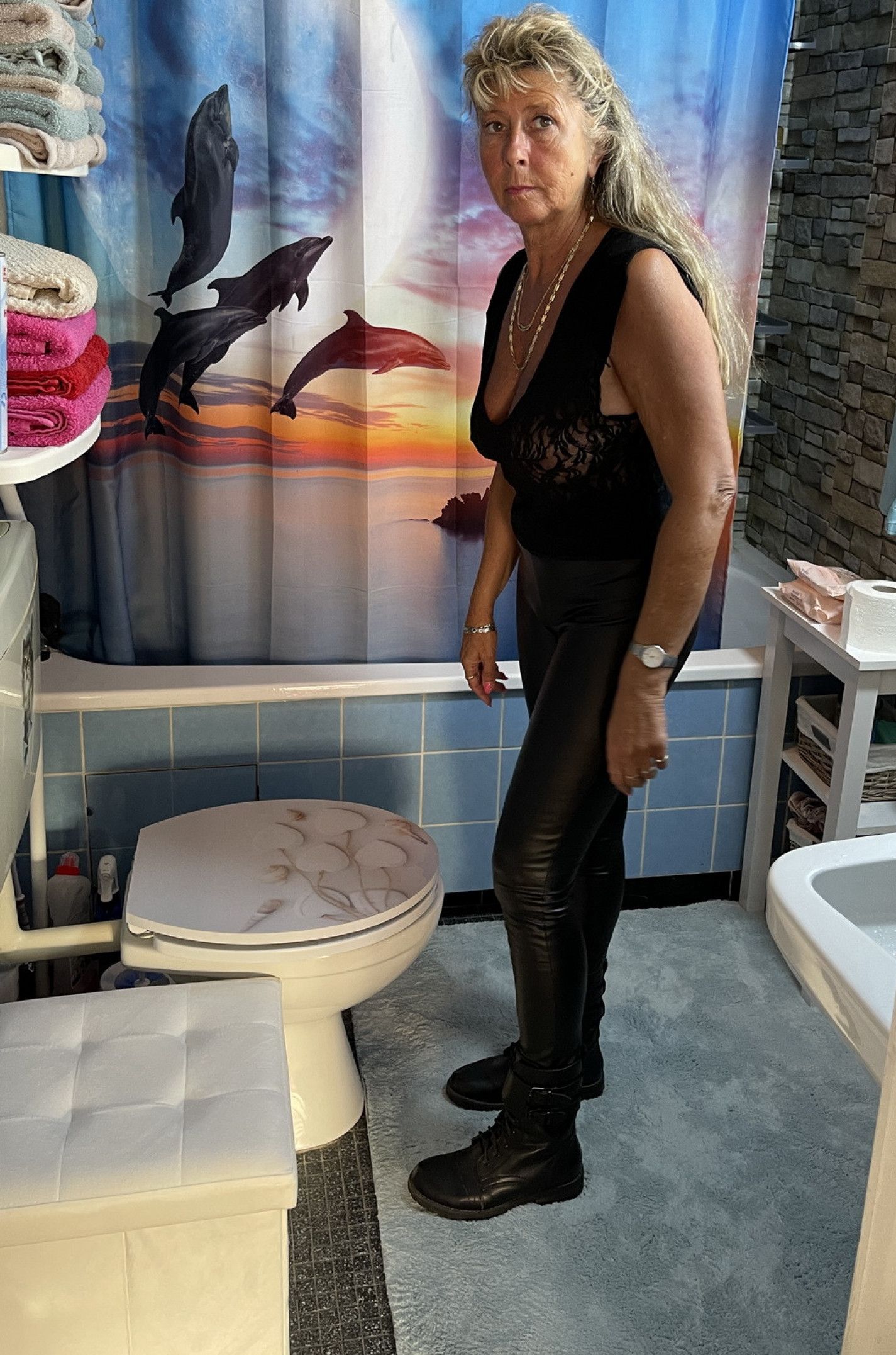 How women sit on the toilet