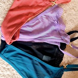 4 lace thongs