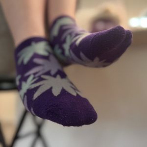 Dark purple pot leaf ankle socks