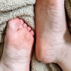 Natural Feet in Cozy Blanket Photo Set