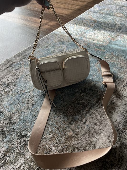 White Purse with gold zipper