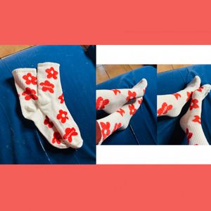 Chaussettes fleurs rouges