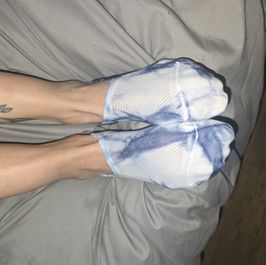 Blue cloud print no show socks