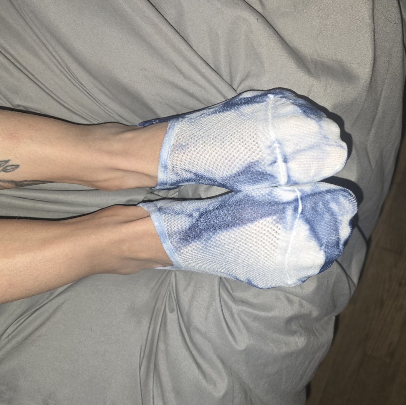 Blue cloud print no show socks