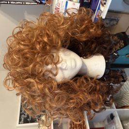 Curly synthetic wig