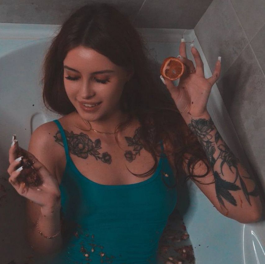 15 photos with drawings or inscriptions on the body