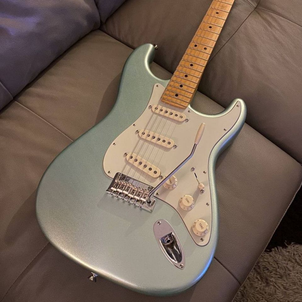 VESTON STSSS SBL STRATOCASTER blue for me!