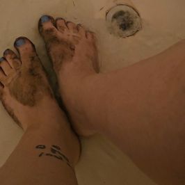 VIDEO AND PICS: dirty feet get cleaned in bubbly foot bath!