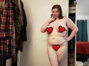 BBW Posing Naked Pic Set