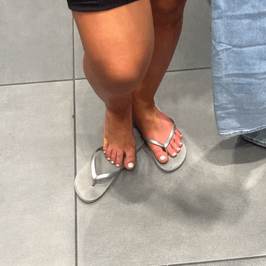 Léa playing with flipflops