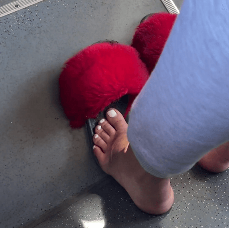 Bus Foot Clip Two Girls in FlipFlops