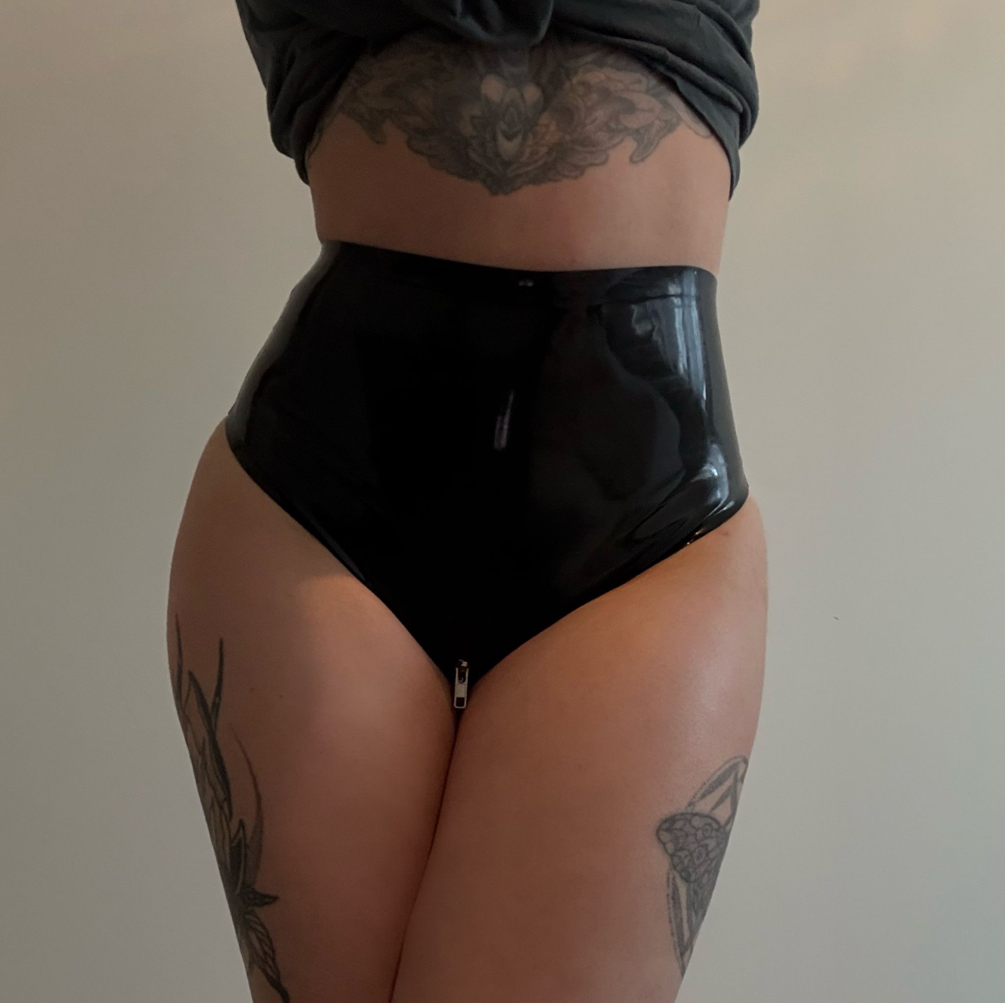 BLACK LATEX PANTIES WITH ZIPPER