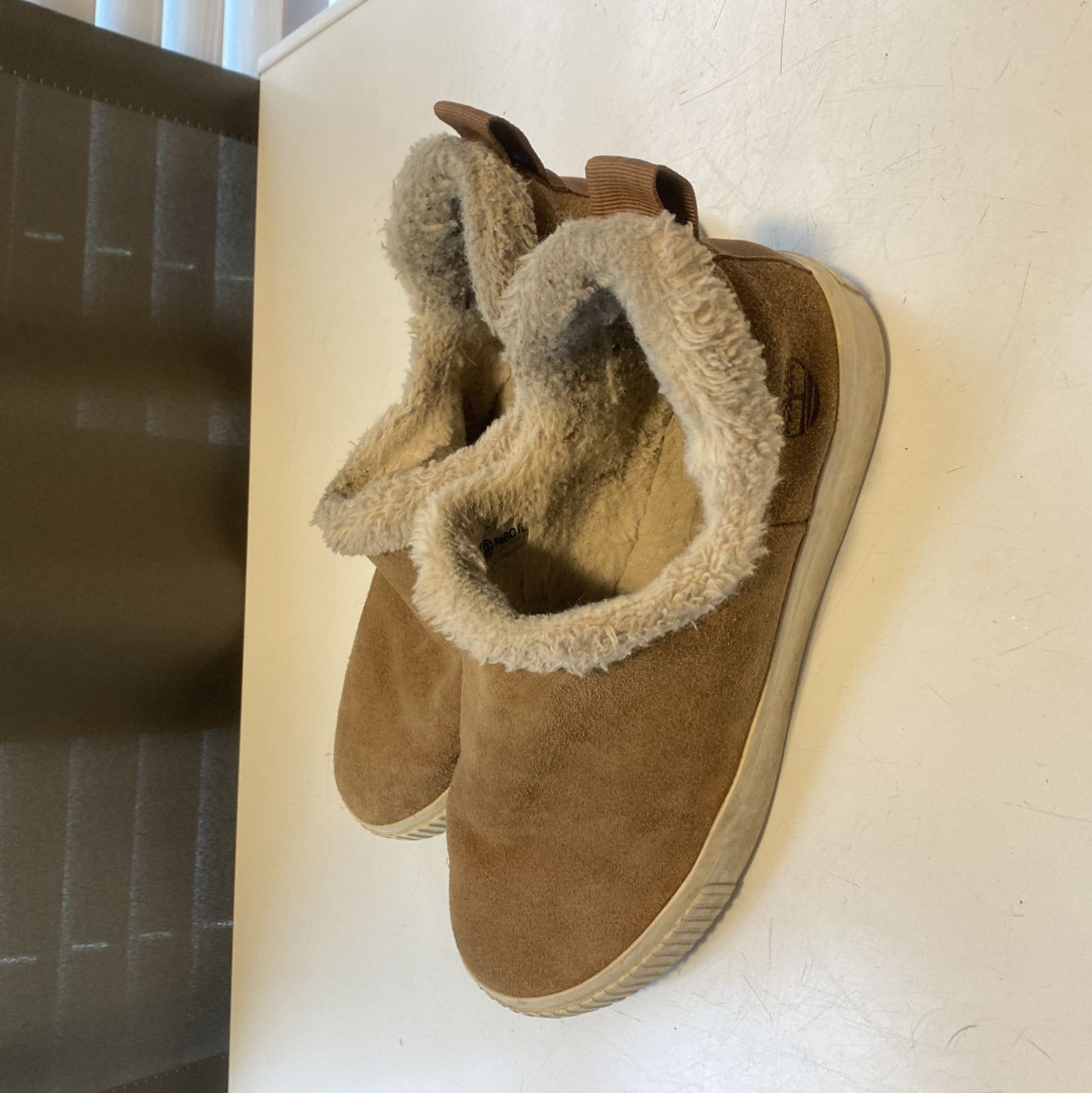 WORN TIMBERLAND FUR SLIPPERS