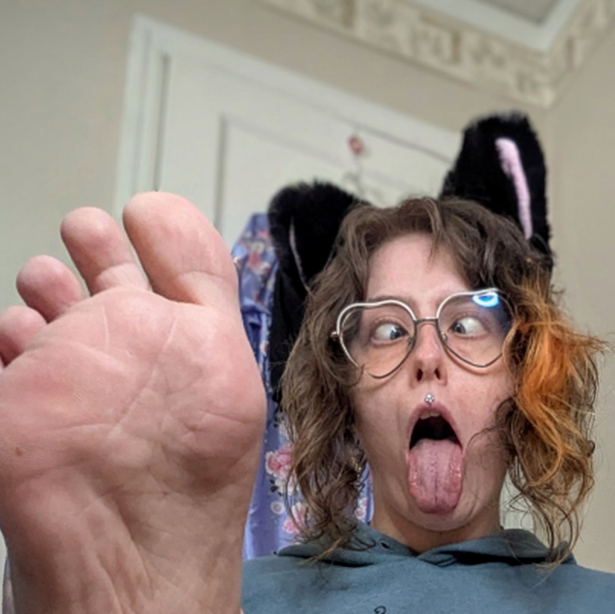 Ahegao Slut Shows Off Her Feet