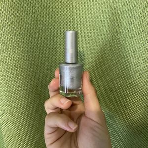 Gray nail polish