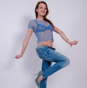PHOTO SHOOTING OLIVIA WESTSUN IN MET JEANS AND HIGH HEELS