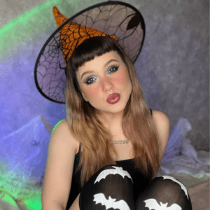 The witch will seduce you for Halloween!