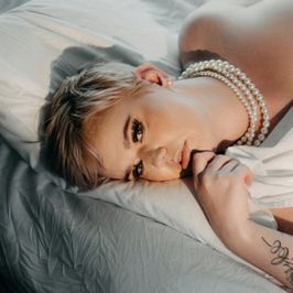 Pearls and a Sheet Photo Set