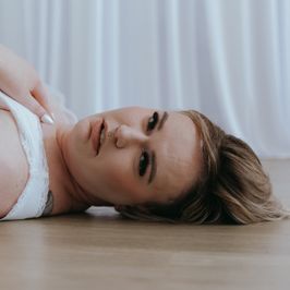 A Comfy Boudoir Photo Set