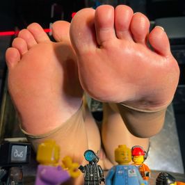 Little toy humans under the feet of the Giantess