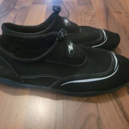 Black water shoes