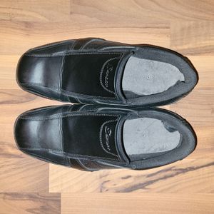 Skechers slip on black sneakers