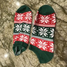 Christmas Socks: Green and Red Snowflakes