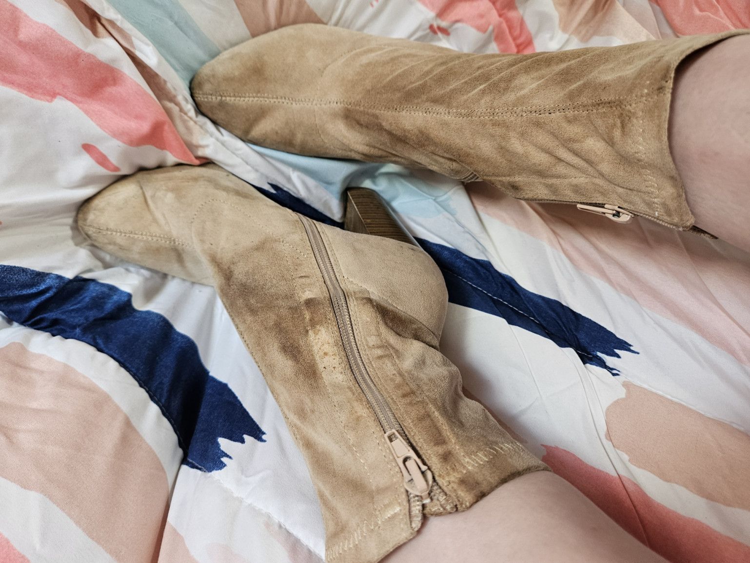 Very Worn Dirty Heel Boots size 8