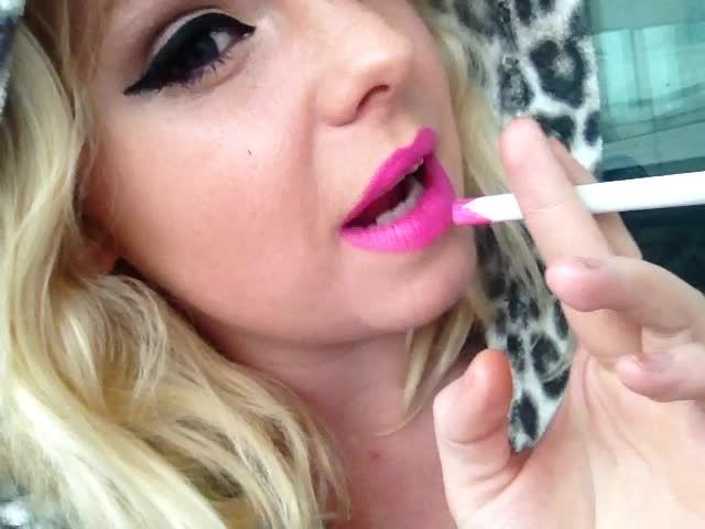 Smoking White Filter Cig