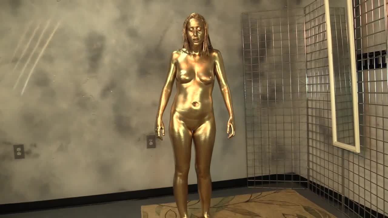 Andrea Rosu's Golden Gift - Luna Lain