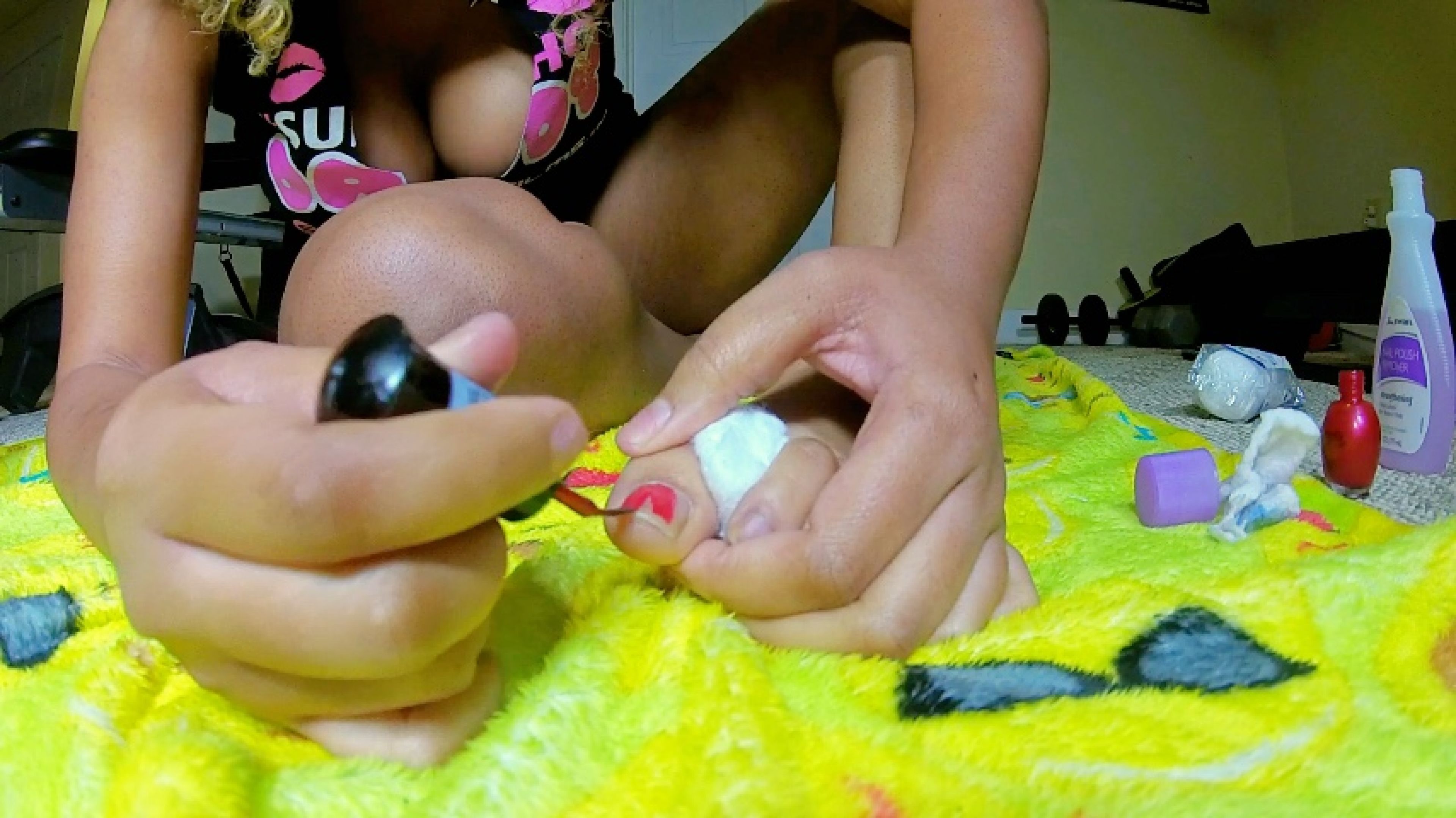 Painting my toe nails a Pretty Pink Sexy Nina Rivera