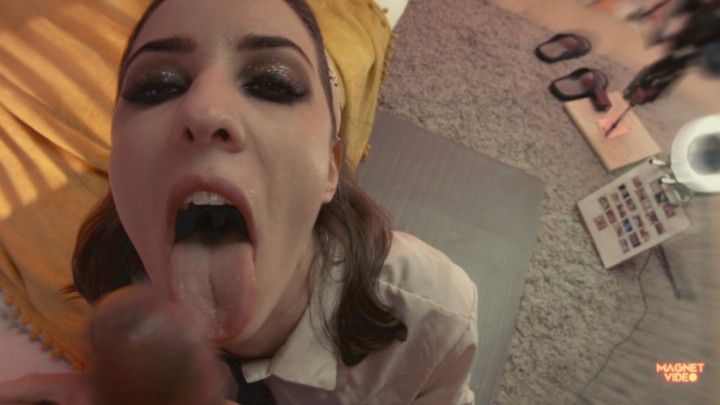 Luna Da Vine Meets Magnet