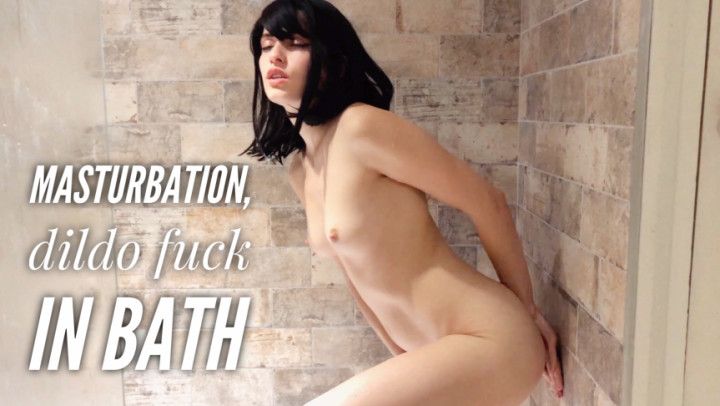 Masturbation &amp; dildo fuck in bath