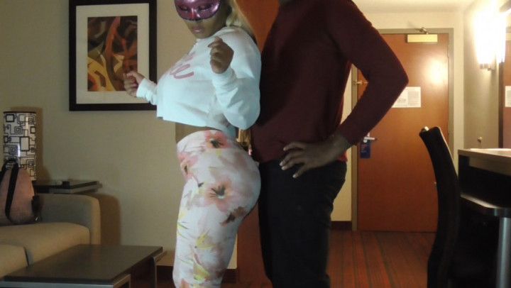 Big booty grinding in flowered leggings