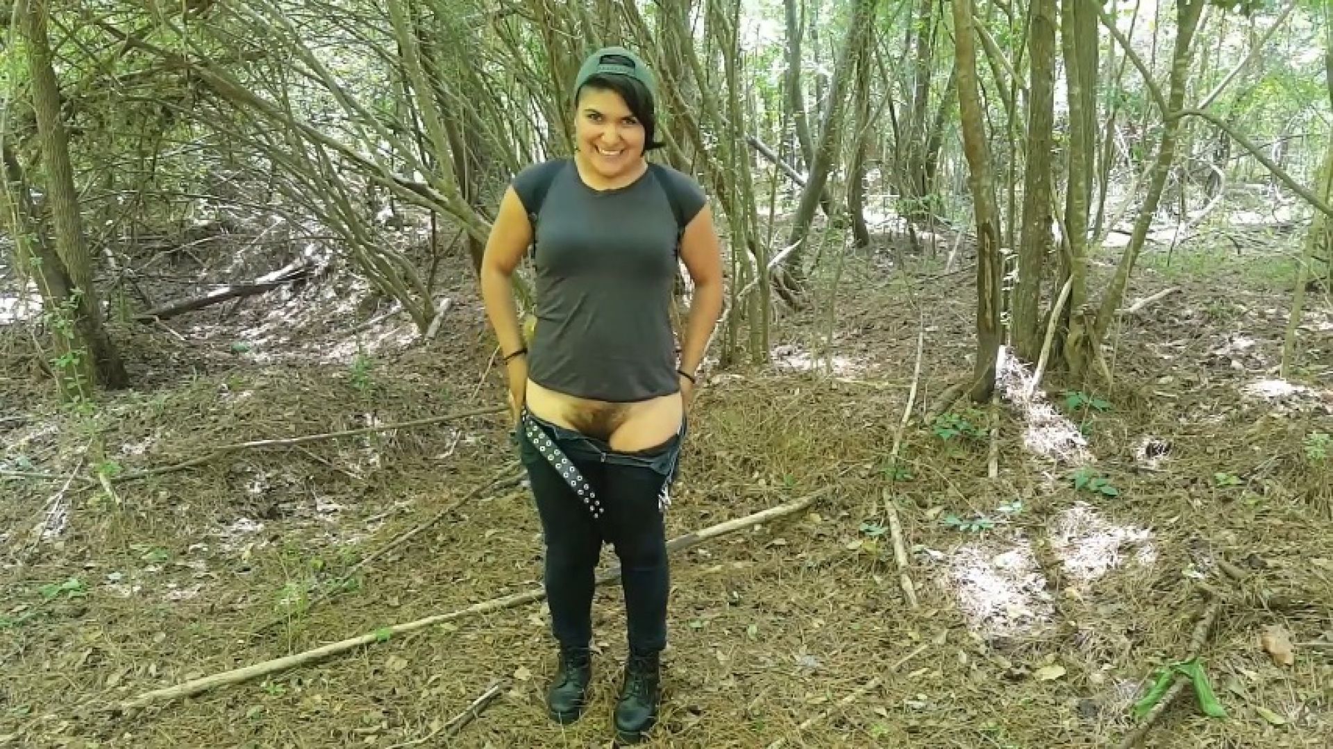 EIMA JETT PISSING OUT SIDE