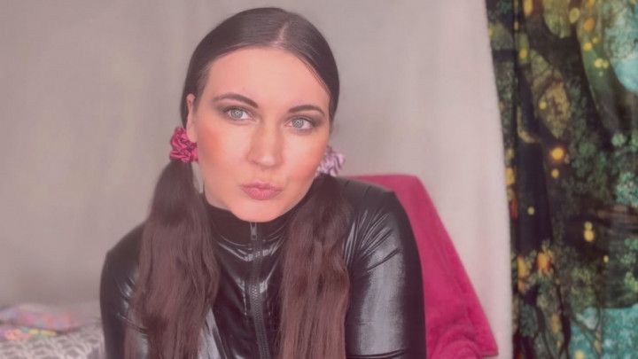 Miss FFW tries out different hair styles and bands