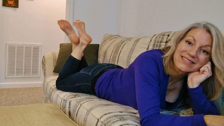 MoRina Poses Her Feet For You